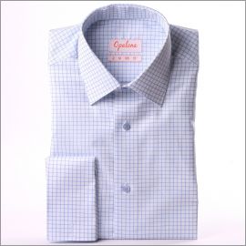 Chemise à carreaux bleus et blancs et poignets mousquetaires 