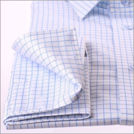 Chemise à carreaux bleus et blancs et poignets mousquetaires 