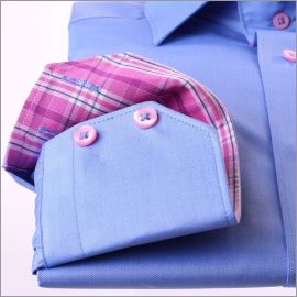 Chemise bleu moyen à col et poignets à carreaux mauves et roses