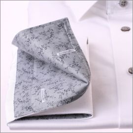 Chemise blanche à col et poignets mousquetaires à motifs fleuris gris clair