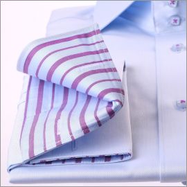 Chemise bleu clair à col et poignets mousquetaires à rayures violettes
