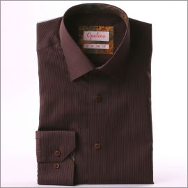 Chemise marron à rayures et col et poignets à motifs marrons et beiges