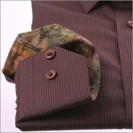 Chemise marron à rayures et col et poignets à motifs marrons et beiges