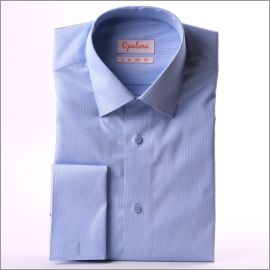 Camisa azul con finas rayas blancas y puños