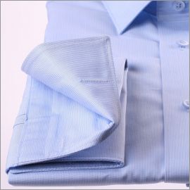 Camisa azul con finas rayas blancas y puños