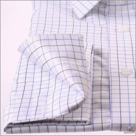 Chemise blanche à carreaux bleus et poignets mousquetaires