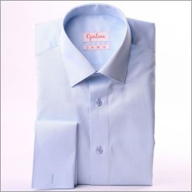 Camisa azul con puños de tela de gabardina