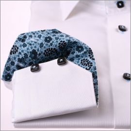 Chemise blanche à col et poignets à motifs bleus