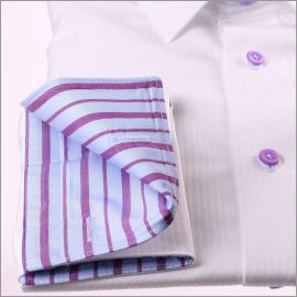 Chemise blanche à col et poignets mousquetaires à rayures bleues et mauves