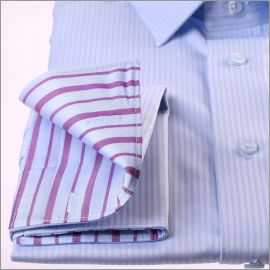 Chemise bleue à col et poignets mousquetaires à rayures bleues et mauves