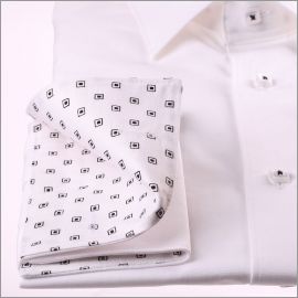 Chemise blanche à col et poignets mousquetaires à motifs carrés noirs