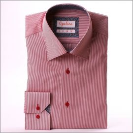 Camiseta con cuello delgado rayas rojas y blancas y puños patrón azul y rojo