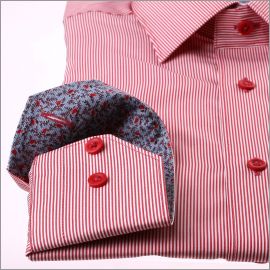 Camiseta con cuello delgado rayas rojas y blancas y puños patrón azul y rojo