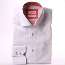 Chemise blanche à col et poignets à motifs rouges sur fond rosé