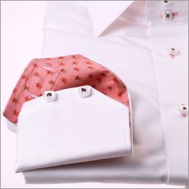 Chemise blanche à col et poignets à motifs rouges sur fond rosé