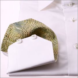 Chemise blanche à col et poignets à motifs verts