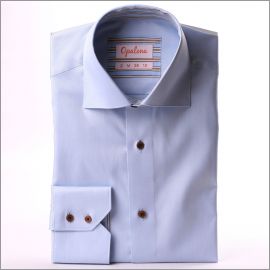 Chemise bleu clair à col et poignets à rayures marrons et bleues