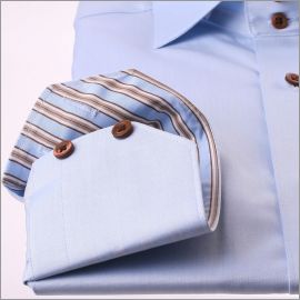 Chemise bleu clair à col et poignets à rayures marrons et bleues