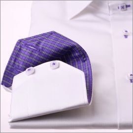 Chemise blanche à col et poignets à carreaux violets