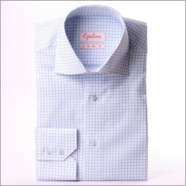 Camisa blanca con cuadros azules