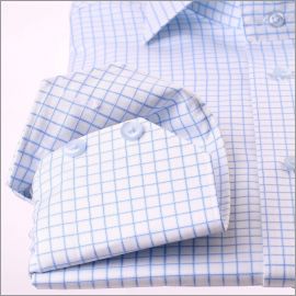 Camisa blanca con cuadros azules