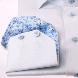 Chemise en lin gris clair à col et poignets à motifs fleuris bleus