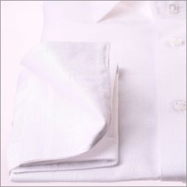 Chemise blanche en lin à poignets mousquetaires