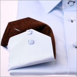 Chemise bleu clair à col et poignets à motifs marrons