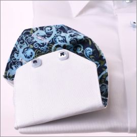 Chemise blanche à col et poignets à motifs bleus et verts