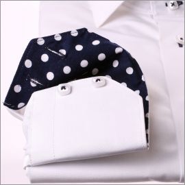 Chemise blanche à col et poignets à pois blancs sur fond marine