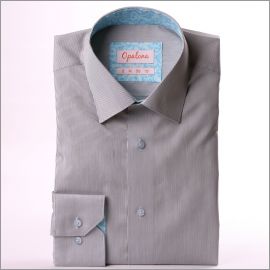 Chemise à fines rayures grises, col et poignets à motifs bleu clair