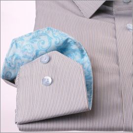 Chemise à fines rayures grises, col et poignets à motifs bleu clair