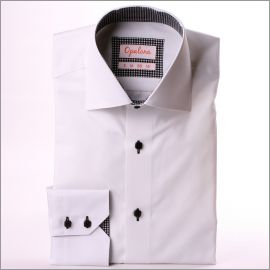 Chemise blanche à col et poignets à carreaux vichy noirs et blancs