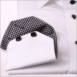 Chemise blanche à col et poignets à carreaux vichy noirs et blancs