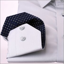 Chemise à fines rayures gris clair et blanches à col et poignets à petits pois blancs et bleus