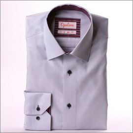 Chemise gris clair, col et poignets à rayures grises et bordeaux