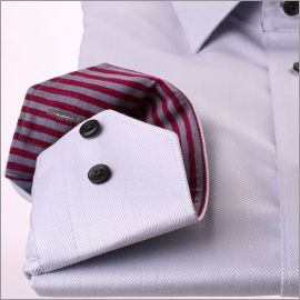 Chemise gris clair, col et poignets à rayures grises et bordeaux