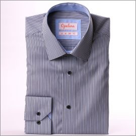 Chemise grise à rayures blanches et bleu clair, col et poignets bleus