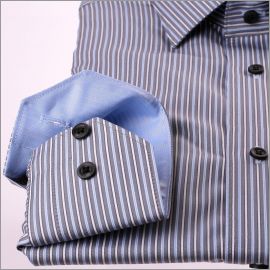 Chemise grise à rayures blanches et bleu clair, col et poignets bleus