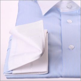 Camisa de rayas azules y blancas con cuello y puños blancos