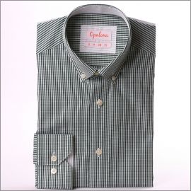 Camisa a cuadros verdes y cuello y puños blancos con finas rayas verdes sobre fondo blanco
