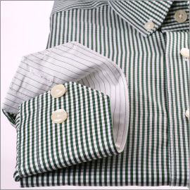 Camisa a cuadros verdes y cuello y puños blancos con finas rayas verdes sobre fondo blanco