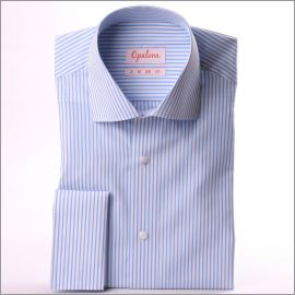 Chemise à rayures blanches et bleu clair et poignets mousquetaires