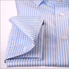 Chemise à rayures blanches et bleu clair et poignets mousquetaires