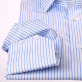 Chemise à rayures blanches et bleu clair