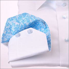 Chemise blanche à col et poignets à motifs bleu ciel