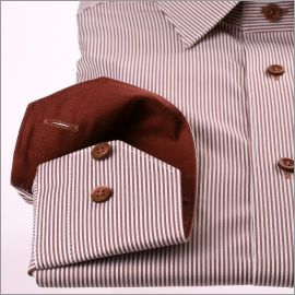 Chemise rayée marron et blanches, col et poignets marrons