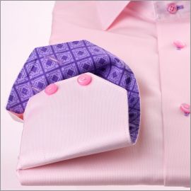 Chemise rose à col et poignets à motifs géométriques violets