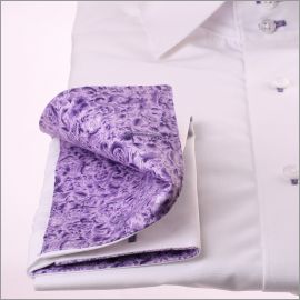 Chemise blanche à col et poignets mousquetaires à motifs mauves