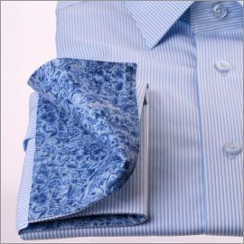 Chemise à fines rayures bleues et blanches, col et poignets mousquetaires à motifs bleus